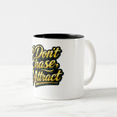 I Don't Chase I Attract Gold Script Quote Tee ツートーンマグカップ (正面右)
