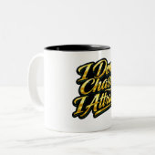 I Don't Chase I Attract Gold Script Quote Tee ツートーンマグカップ (正面左)