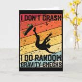 I Don't Crash I Do Random Gravity Checks Skateboar カード (黄色い花)