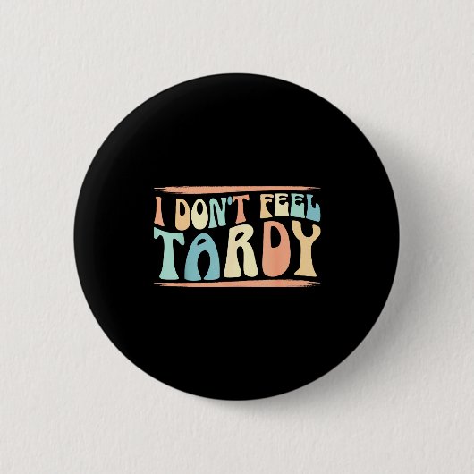 I Don't Feel Tardy Tardiness Funny Sayings Distres 缶バッジ (正面)