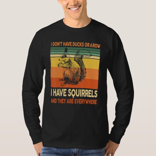 I Don't Have Ducks Or A Row I Have Squirrels Lover Tシャツ (正面)