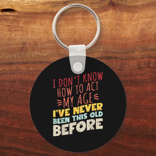 I Don't Know How To Act My Age Funny Old Birthday  キーホルダー (正面)