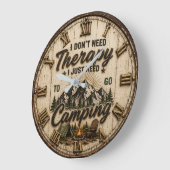 I Don't Need Therapy I Just Need to Go Camping ラージ壁時計 (傾斜)