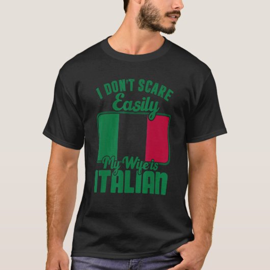 I Dont Scare Easily My Wife Is Italian Me Proud It Tシャツ (正面)