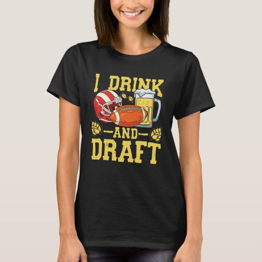I drink and draft I football party team players Tシャツ (正面)