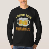 I DRINK BEER BECAUSE I DON T KEEP THINGS BOTTLED U Tシャツ (正面)