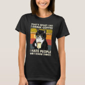 I Drink Coffee I Hate People And I Know Things Cat Tシャツ (正面)