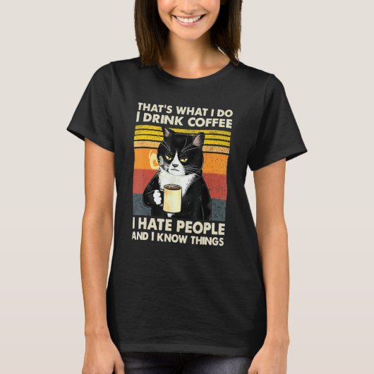 I Drink Coffee I Hate People And I Know Things Cat Tシャツ (正面)
