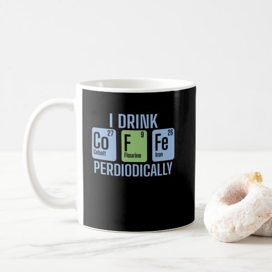 I Drink Coffee Periodically Chemie Periodensystem コーヒーマグカップ (ドーナツ)