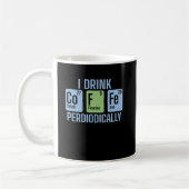I Drink Coffee Periodically Chemie Periodensystem コーヒーマグカップ (左)