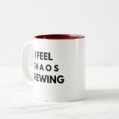 I Feel Chaos Brewing – Funny Anxiety ツートーンマグカップ (正面左)