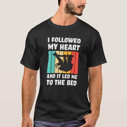 I followed my heart ad it led me bed Lazy slothes Tシャツ (正面)