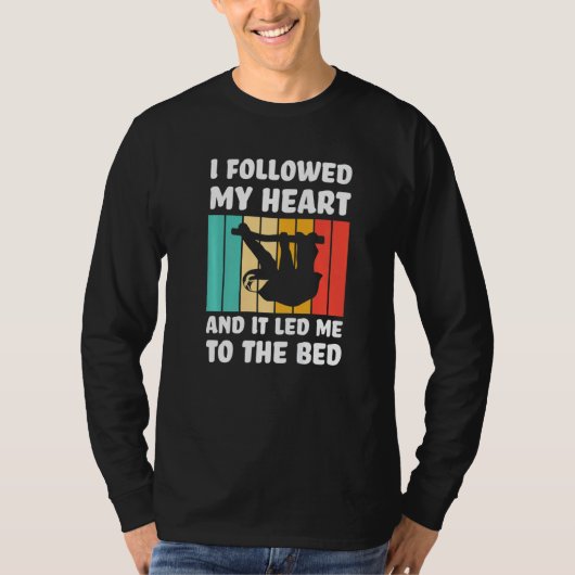 I followed my heart ad it led me bed Lazy slothes Tシャツ (正面)