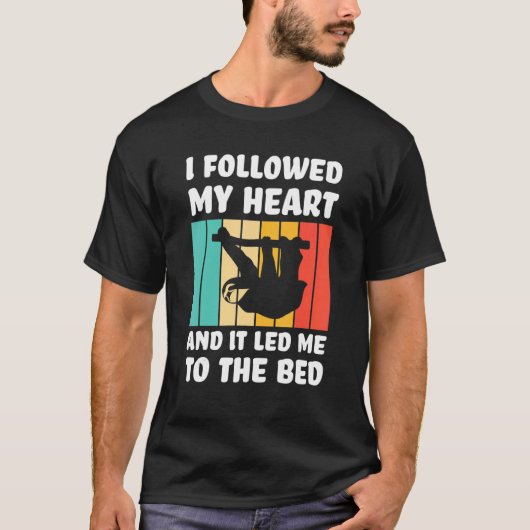 I followed my heart ad it led me bed Lazy slothes Tシャツ (正面)