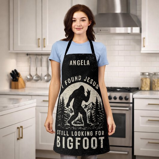 I Found Jesus Still Looking for Bigfoot Sasquatch エプロン