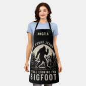 I Found Jesus Still Looking for Bigfoot Sasquatch エプロン (着用した状態)