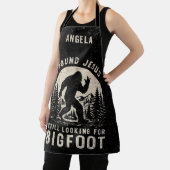 I Found Jesus Still Looking for Bigfoot Sasquatch エプロン (インサイチュ)