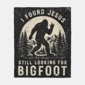 I Found Jesus Still Looking for Bigfoot Sasquatch フリースブランケット (正面)