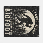 I Found Jesus Still Looking for Bigfoot Sasquatch フリースブランケット (正面(横))