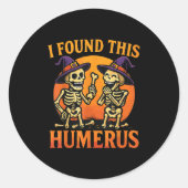 I Found This Humerus Halloween Skeleton Joke  ラウンドシール (正面)