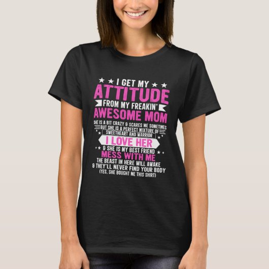 I Get My Attitude From My Freaking Awesome Mom Mot Tシャツ (正面)