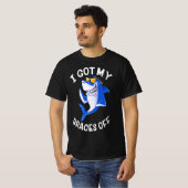 I Got My Braces Off Cute Shark Smiling Dental Tシャツ (正面フル)