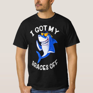 I Got My Braces Off Cute Shark Smiling Dental Tシャツ