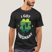 I Got PRegnant St Patricku2019s Day Irish Baby Tシャツ (正面)