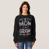 I Have Two Titles Mom And Grami Shirt Mothers Day スウェットシャツ (正面フル)