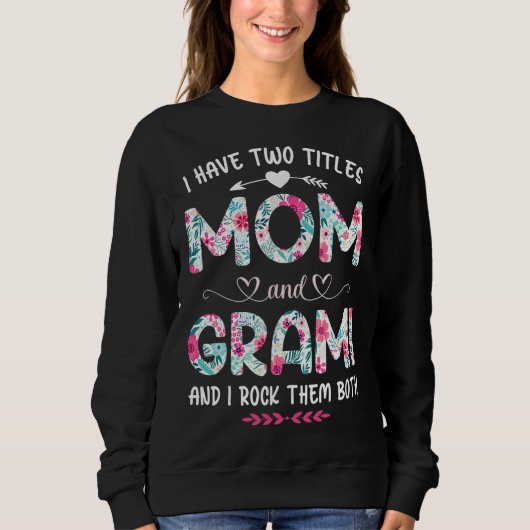 I Have Two Titles Mom And Grami Shirt Mothers Day スウェットシャツ (正面)