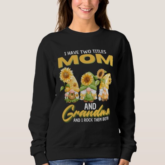 I Have Two Titles Mom And Grandma Gnome Sunflower スウェットシャツ (正面)