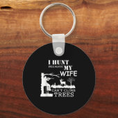 I Hunt Because My Wife Can't Climb Trees キーホルダー (正面)