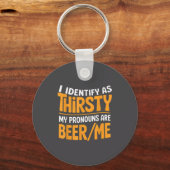 I Identify As Thirsty My Pronouns Are Beer_me キーホルダー (正面)