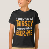 I Identify As Thirsty My Pronouns Are Beer_me  Tシャツ (正面)