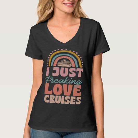 I Just Freaking Love Cruises Bohemian Rainbow Tren Tシャツ (正面)