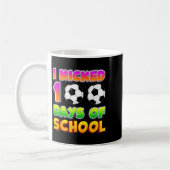 I Kicked 100 Days Of School Funny 100th Soccer Pla コーヒーマグカップ (左)