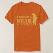 I Kissed A Bear And I Liked It Cool Graphic Tシャツ (デザイン正面)