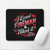 I Kissed A Fireman I Liked It Firefighter Valentin マウスパッド (マウス)