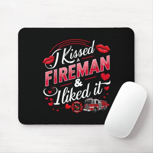 I Kissed A Fireman I Liked It Firefighter Valentin マウスパッド (マウス)
