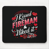 I Kissed A Fireman I Liked It Firefighter Valentin マウスパッド (正面)