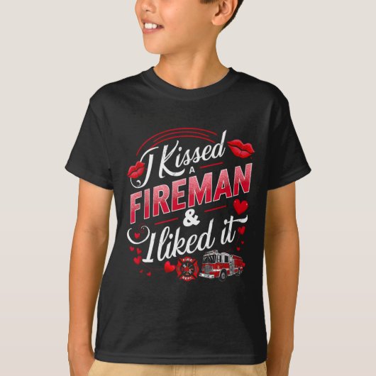 I Kissed A Fireman I Liked It Firefighter Valentin Tシャツ (正面)
