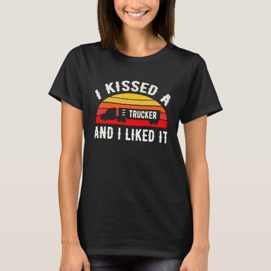 I Kissed A Trucker and I Liked It Truck Driver Tシャツ (正面)
