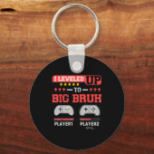 I Leveled Up To Big Bruh Gamer Funny Brother Gamer キーホルダー (正面)