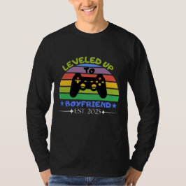 I Leveled Up To Boyfriend Funny Gamer Est. 2025   Tシャツ