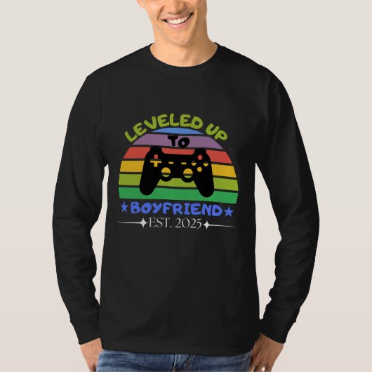 I Leveled Up To Boyfriend Funny Gamer Est. 2025   Tシャツ (正面)