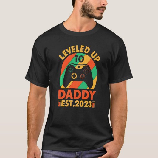 I Leveled Up To Daddy 2023  Soon To Be Dad 2023 Tシャツ (正面)