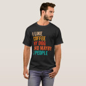 I Like Coffee My Dog And Maybe 3 People Retro Vint Tシャツ (正面フル)