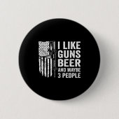 I Like Guns Beer Maybe 3 People Funny Drinking  缶バッジ (正面)