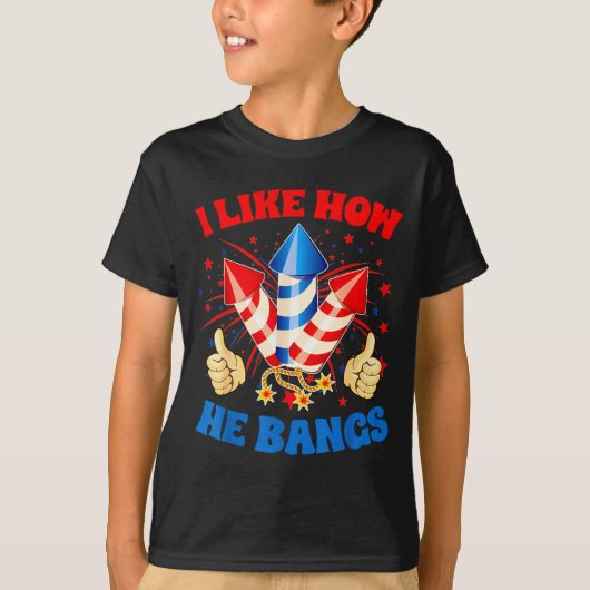 I Like How He Bangs Fireworks 4th Of July Funny Co Tシャツ (正面)