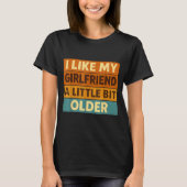 I Like My Girlfriend A Little Bit Older Funny Sayi Tシャツ (正面)
